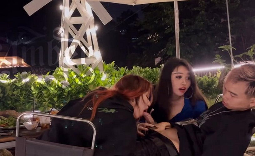 sex 3 mẹ con trong phòng tắm Ngồi cafe thôi mà được em ny và bạn thân bú mút